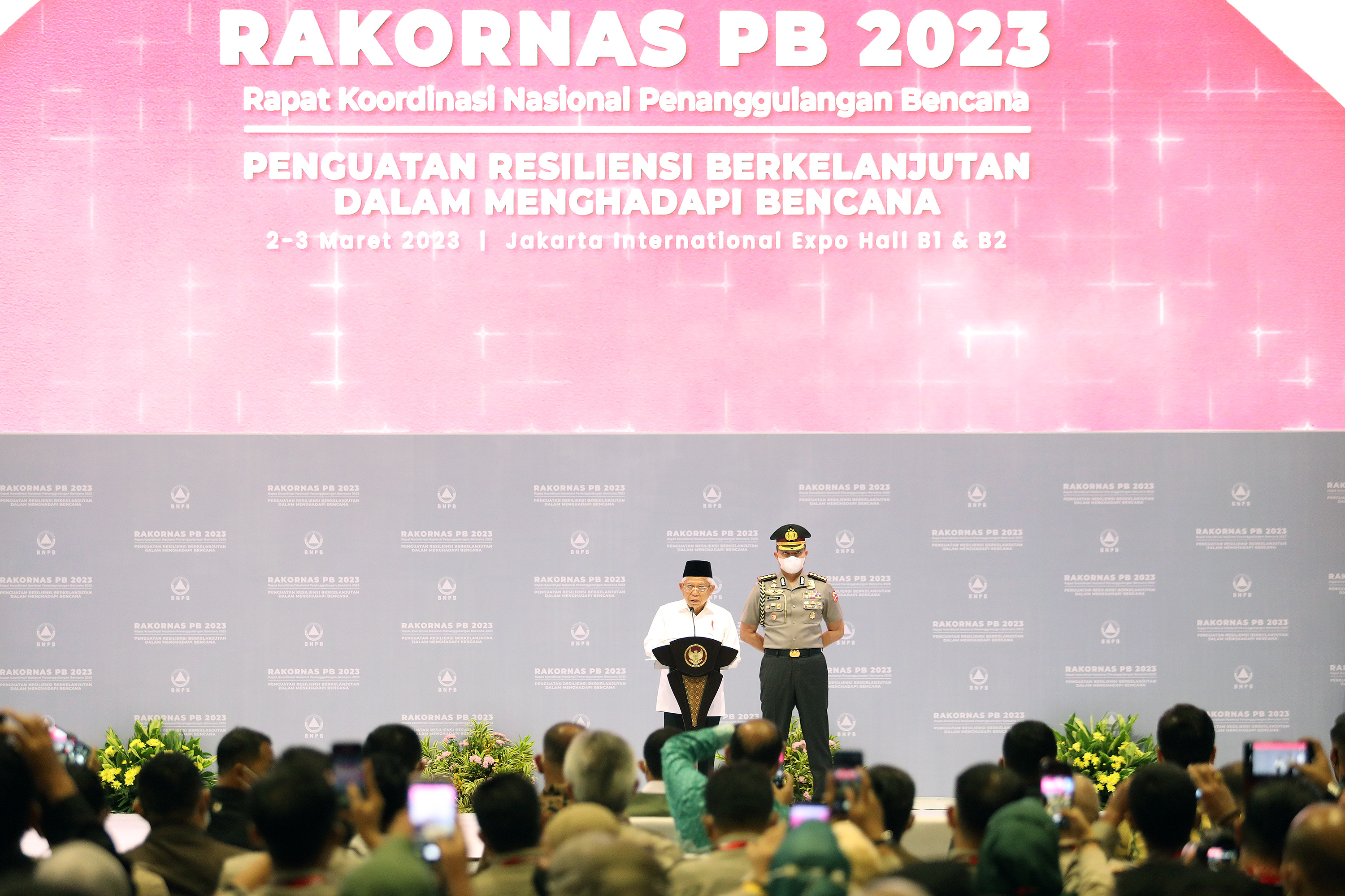 Wakil Presiden RI KH Ma'ruf Amin (kemeja putih) memberikan sambutan dalam Rapat Koordinasi Nasional (Rakornas) Penanggulangan Bencana (PB) Badan Nasional Penanggulangan Bencana (BNPB) tahun 2023 yang diselenggarakan di Jakarta International Expo (JiExpo) Kemayoran, Jakarta Pusat, Kamis (2/3). 